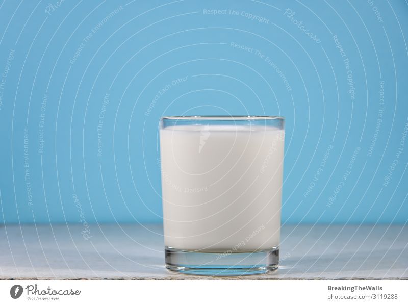 Schließen Sie ein Glas mit Milch über Blau. Lebensmittel Ernährung Diät Getränk Erfrischungsgetränk Tisch natürlich Sauberkeit blau weiß Hintergrund Seite