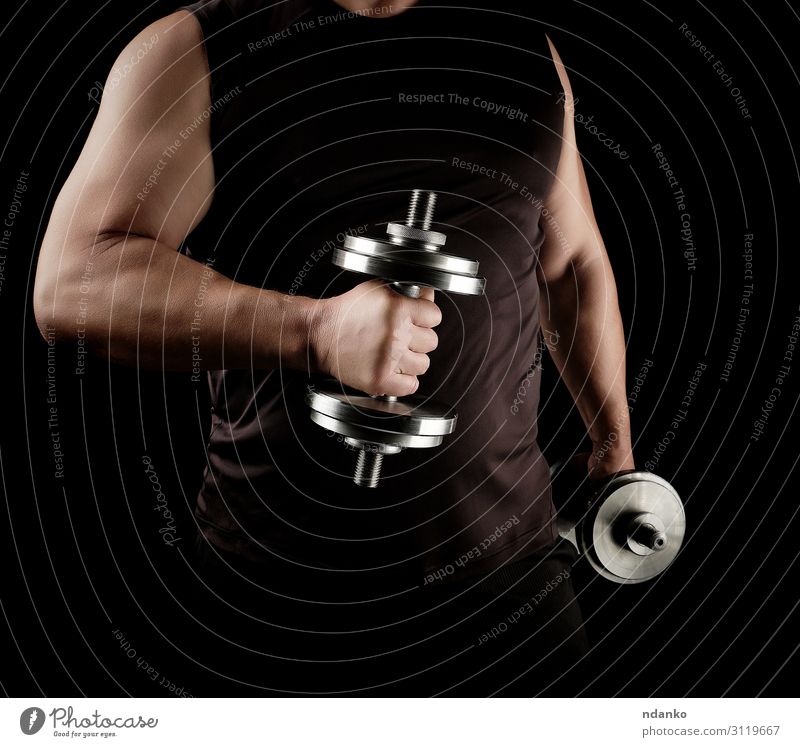 Mann in schwarzer Kleidung hält Stahlhanteln. Lifestyle sportlich Fitness Sport Leichtathletik Mensch Erwachsene Arme Hand 1 30-45 Jahre stehen muskulös stark