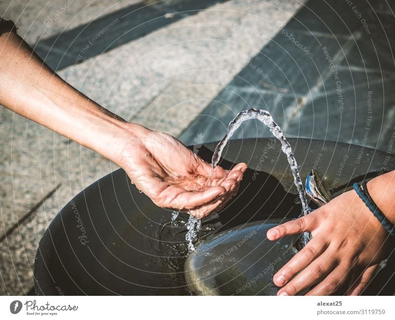 Wasser eines Springbrunnens, der in Frauenhand fließt Lifestyle Sommer Mensch Erwachsene Hand Finger Natur Bach Tropfen frisch nass natürlich Sauberkeit Farbe