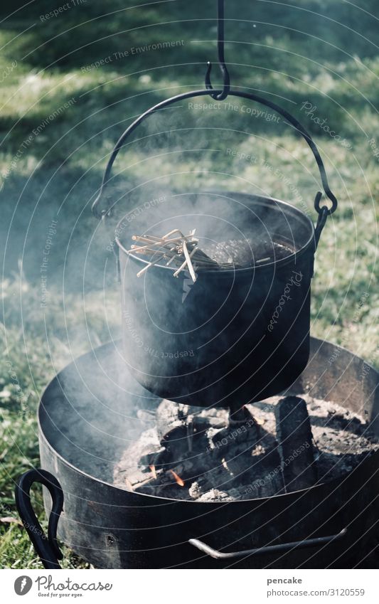 wertvoll | sein eigenes süppchen kochen Ernährung Topf gebrauchen beobachten Essen Feuer Rauch Holz hängend Suppe Außenaufnahme Camping Vergangenheit einfach