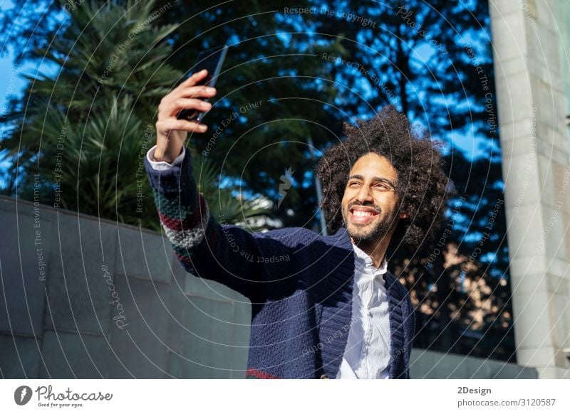 junger afroamerikanischer Mann lächelnd glücklich, Selfie zu nehmen. Lifestyle Freude Glück Gesicht Telefon Handy PDA Mensch maskulin Junger Mann Jugendliche