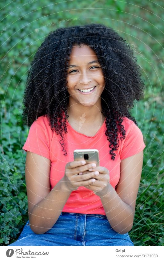 Wunderschönes Afro Teenager Mädchen Glück Erholung ruhig Freizeit & Hobby Sommer Kind Mensch Frau Erwachsene Jugendliche Baum Wald Mode T-Shirt Jeanshose Denken