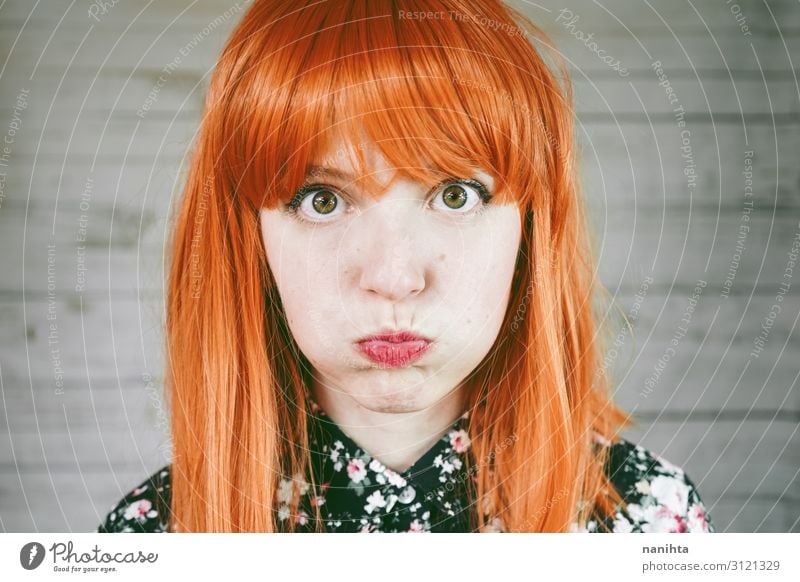 Porträt einer verärgerten jungen rothaarigen Frau Haare & Frisuren Haut Gesicht Mensch feminin Erwachsene Perücke Traurigkeit authentisch natürlich niedlich Wut