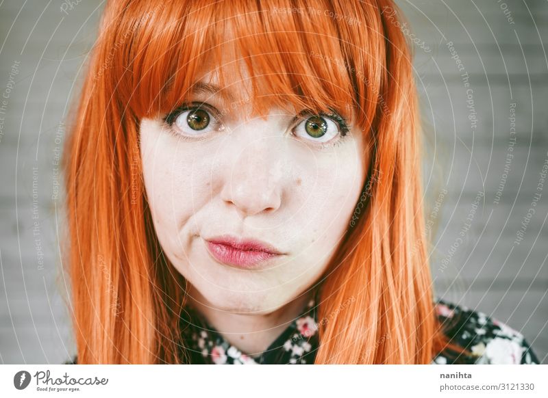 Porträt einer verärgerten jungen rothaarigen Frau Haare & Frisuren Haut Gesicht Mensch feminin Erwachsene Perücke Traurigkeit authentisch natürlich niedlich Wut