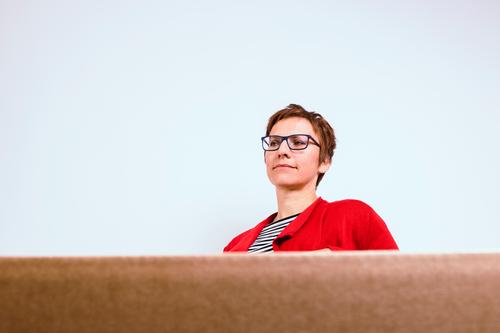 abwarten Raum Dienstleistungsgewerbe Business Sitzung sprechen Frau Erwachsene 1 Mensch 30-45 Jahre beobachten Blick sitzen träumen Karton Büro Einsamkeit