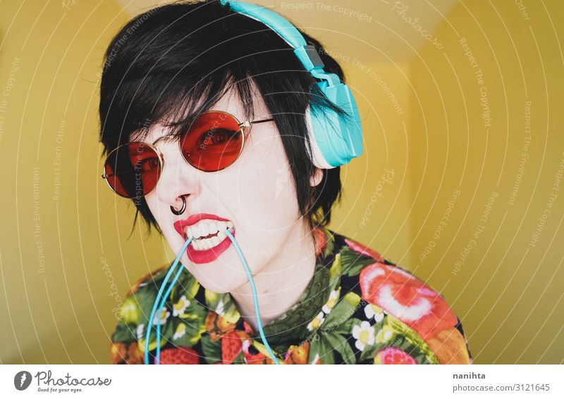 Coole junge androgyne DJ-Frau Lifestyle Stil Freude Haare & Frisuren Leben Musik Diskjockey Headset Technik & Technologie Erwachsene Mode Sonnenbrille genießen