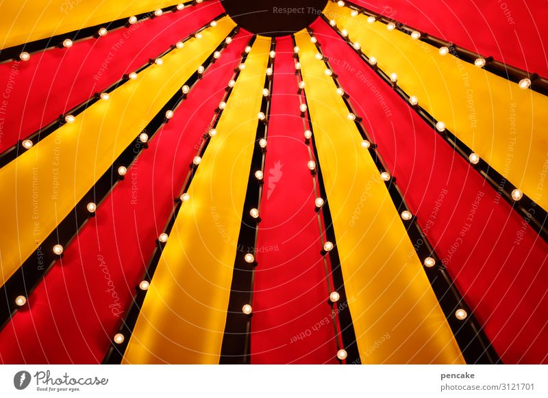farbkombination | und abends mit beleuchtung Zirkus Zirkuszelt gelb rot Licht Lampenlicht Veranstaltung Jahrmarkt Himmel Zelt Zeltplane Entertainment Show