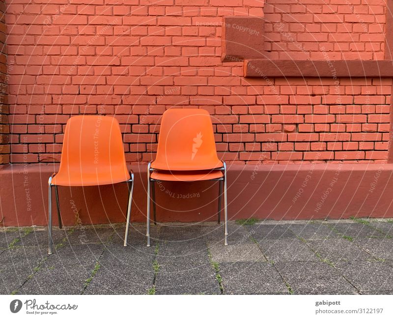 Zwischenhalt Kleinstadt Haus Fassade Stuhl Stein Kunststoff Freundlichkeit einzigartig verrückt Stadt braun orange ästhetisch Lebensfreude Leichtigkeit Stimmung