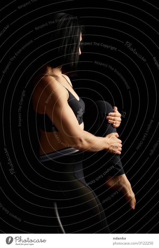 Frau mit schwarzen Haaren und einem muskulösen Körper Lifestyle schön sportlich Fitness Sport Sportler Erwachsene Hand Bekleidung brünett Lächeln stehen dunkel