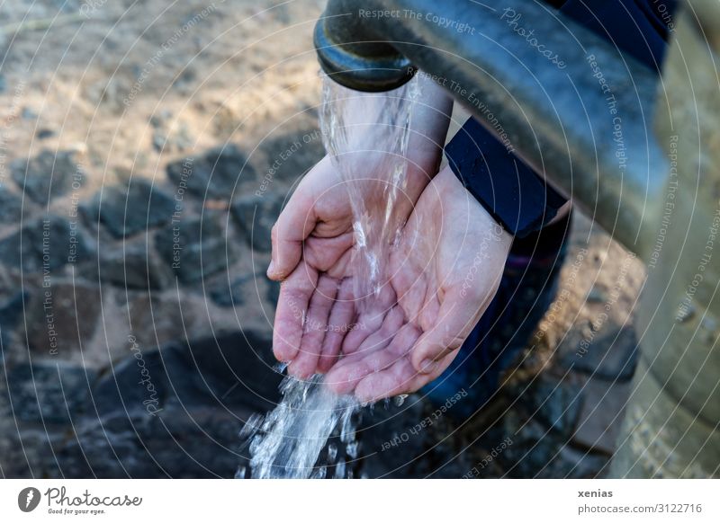 Fingerspitzengefühl / Hände an der Wasserpumpe Trinkwasser Junge Frau Jugendliche Erwachsene Hand 1 Mensch Klimawandel nass blau grau Handpumpe verschwenden