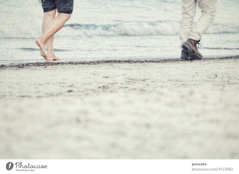 walk zu zwein Mensch maskulin feminin Beine Fuß 2 Natur Landschaft Urelemente Sand Herbst Wellen Küste Ostsee Bewegung gehen genießen laufen wandern kalt Prerow