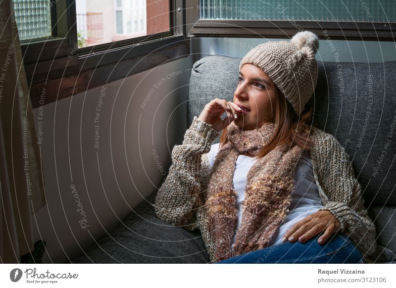 Frau in warmen Kleidern Lifestyle Glück schön Gesicht Winter Sofa Mensch Erwachsene 1 30-45 Jahre Herbst schlechtes Wetter Mantel Schal Hut brünett Lächeln