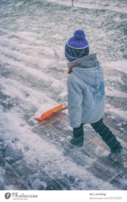 Schneeschiebender Junge Haus Garten maskulin 1 Mensch 3-8 Jahre Kind Kindheit Winter Eis Frost Schneefall Jacke Stiefel Mütze Bewegung frieren gehen laufen blau