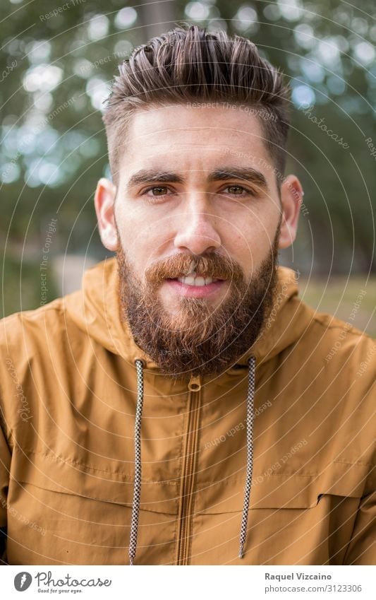 Porträt eines jungen Mannes mit Bart Glück Gesicht Mensch Erwachsene 1 30-45 Jahre Natur Herbst Park Pullover Jacke Vollbart Lächeln weiß gutaussehend Menschen