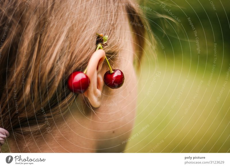 Kirschen hinter den Ohren eines Mädchens Lifestyle Stil Gesunde Ernährung Fitness Wellness Wohlgefühl Freizeit & Hobby Sommerurlaub Junge Frau Jugendliche