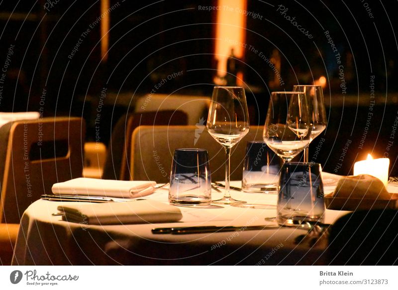 Dinner for 3 Abendessen Festessen Trinkwasser Alkohol Wein Geschirr Teller Glas Besteck elegant Freude Erholung ruhig Dekoration & Verzierung Restaurant