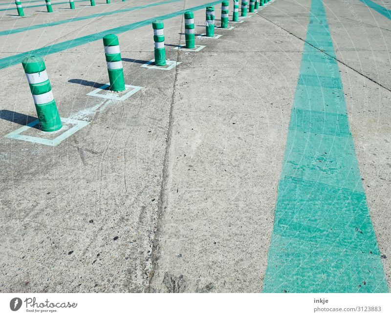 Fähranlegestelle Hafenstadt Menschenleer Betonboden Verkehr Schifffahrt Fährhafen Anlegestelle Poller Linie grau grün Farbfoto Gedeckte Farben Außenaufnahme Tag