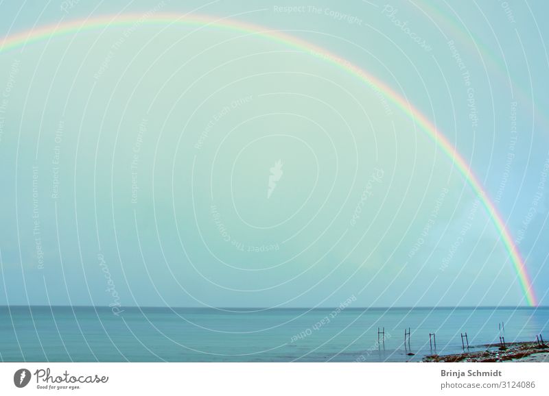 Wunderschön leuchtender Regenbogen über dem Meer Umwelt Natur Urelemente Luft Himmel Wolken Horizont Ferne gigantisch maritim mehrfarbig Optimismus Hoffnung