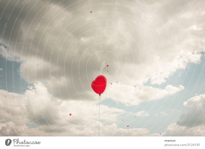 Fliegender Müll Freude Glück Feste & Feiern Hochzeit Umwelt Himmel Wolken Luftballon Zeichen Herz fliegen frei Fröhlichkeit bedrohlich Umweltverschmutzung