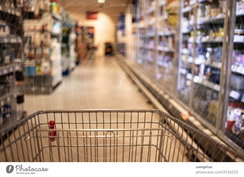 Leerer Einkaufswagen im Supermarkt Gang Lebensmittel Ernährung Lifestyle kaufen Gesundheit Freizeit & Hobby Häusliches Leben Handel Güterverkehr & Logistik
