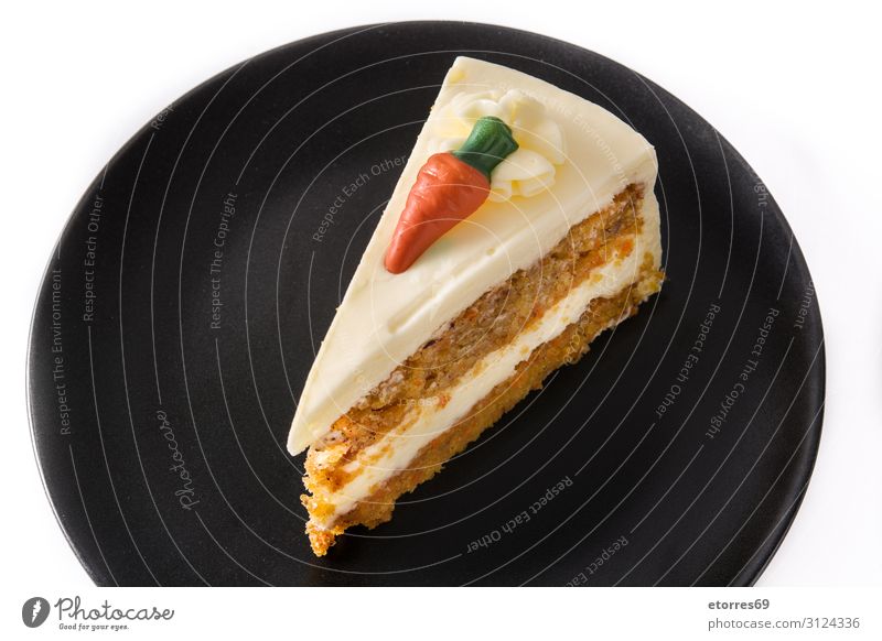 Süße Karottenkuchenscheibe auf einem isolierten Teller Backwaren Kuchen Dessert Lebensmittel Gesunde Ernährung Foodfotografie süß Sahne Pasteten Schokolade weiß