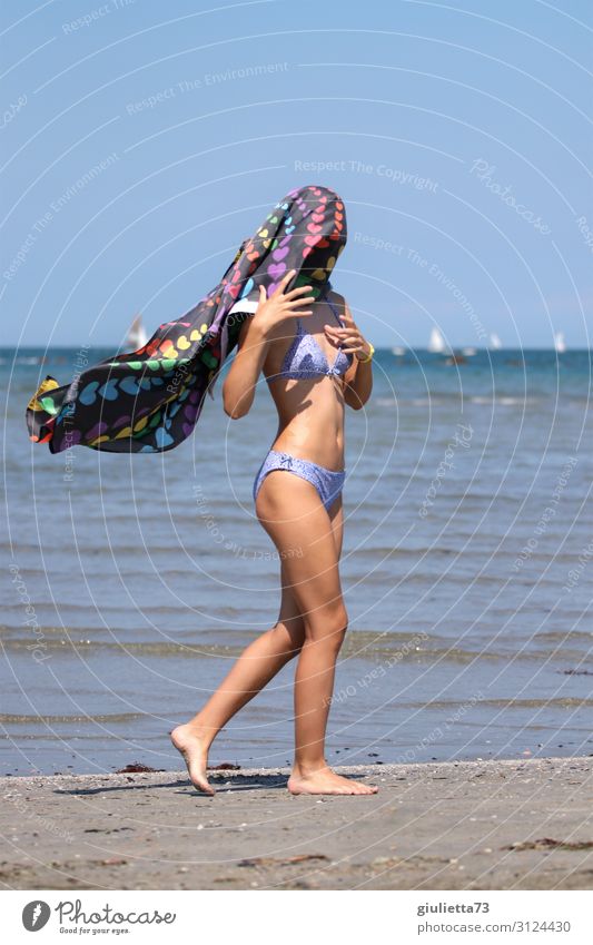 Secret love feminin Junge Frau Jugendliche Leben 1 Mensch 13-18 Jahre Wolkenloser Himmel Sommer Schönes Wetter Küste Strand Meer Bikini geheimnisvoll Identität