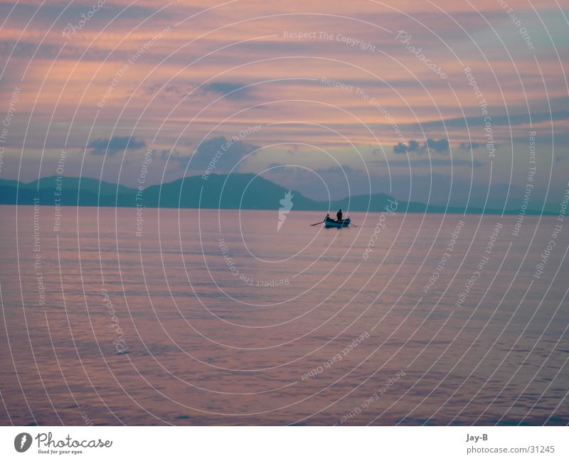 Korfu Sundown Sonnenuntergang Farbenspiel Wasserfahrzeug Fischer Fischerboot Romantik Wolken Meer Griechenland Berge u. Gebirge Schleierwolken