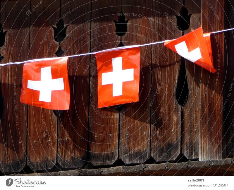 Flaggen im Wind... Schweiz Schweizerflagge Hütte Balkon Tourismus Nationalflagge Symbole & Metaphern Seil umknicken verweht Beflaggung Windböe Farbfoto