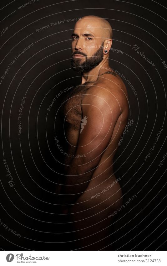 Porträt eines nackten Muskelmanns im Studio Mann erotisch Pose posierend Bär bärtig Papi itim Einfühlungsvermögen Model Schönheit Kosmetik Duftwasser Mudra Yoga