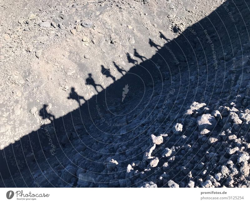 Spazieren wie ein Ägypter - Schatten der Touristen, die zum Ätna gehen. Mensch Körper Menschengruppe 30-45 Jahre Erwachsene Erde Sand Sommer Hügel Felsen Vulkan