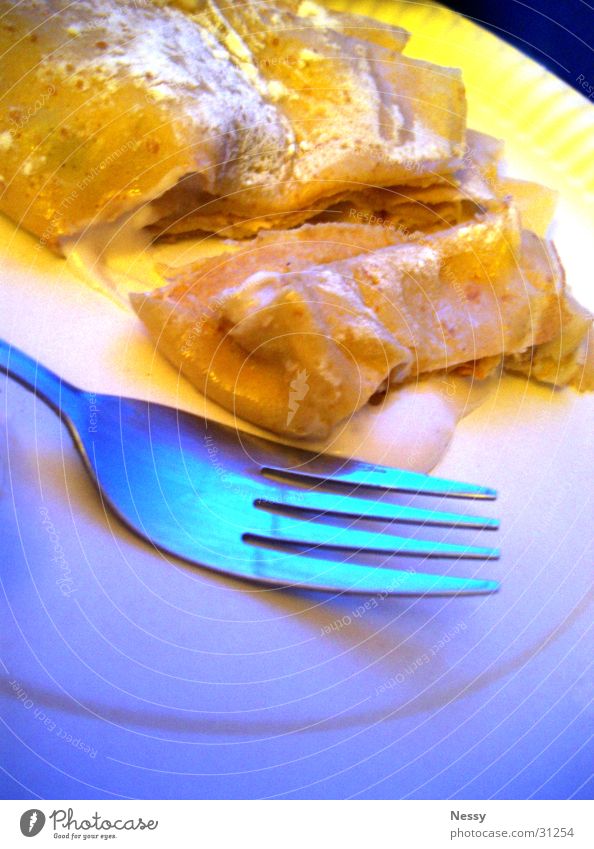 Crêpe.jpg Dessert süß gelb Ernährung Teller Gabel Puderzucker Teigwaren Pfannkuchen Speise blau