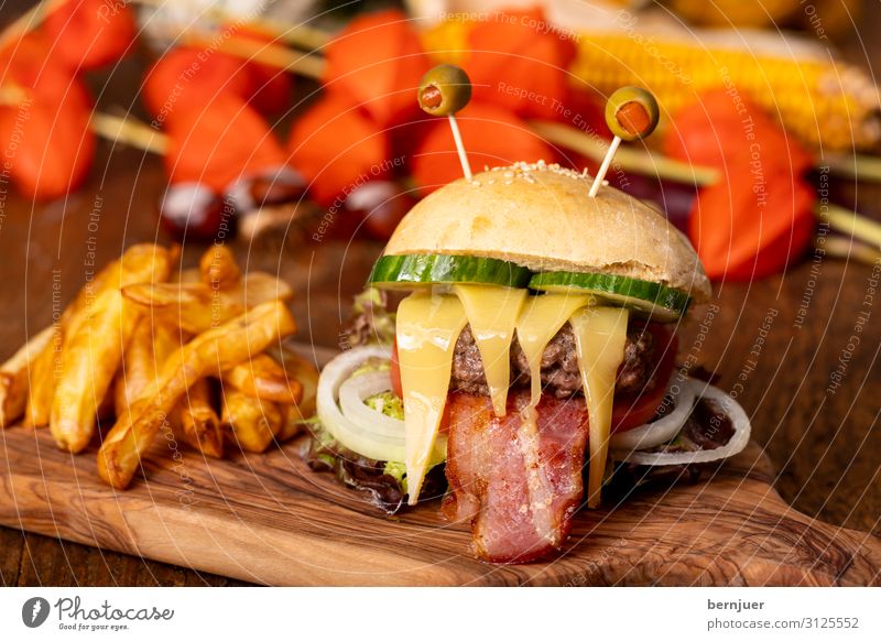 Monster-Burger für Halloween Lebensmittel Gemüse Brötchen Fastfood bedrohlich lecker lustig Pommes frites Hamburger Cheeseburger Oliven Speck Stielauge