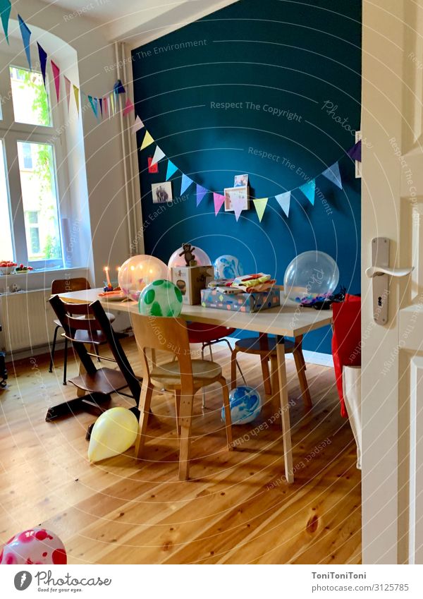 Geburtstag Häusliches Leben Wohnung Dekoration & Verzierung Möbel Stuhl Tisch Küche Party Feste & Feiern Verpackung Luftballon Schleife ästhetisch Fröhlichkeit