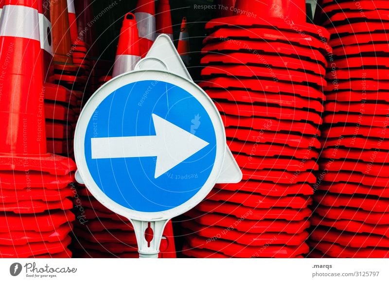 Pfeil nach rechts Verkehr Verkehrsleitkegel Verkehrszeichen blau rot weiß Farbe Wege & Pfade Ziel Orientierung Farbfoto Außenaufnahme Nahaufnahme Menschenleer