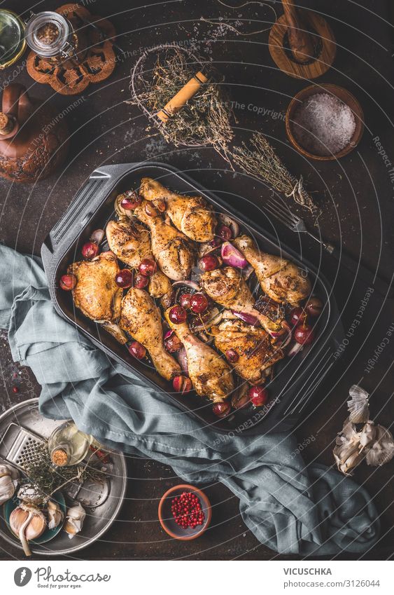 Gebratene Hähnchenkeulen mit roten Zwiebeln und Trauben Lebensmittel Fleisch Kräuter & Gewürze Ernährung Geschirr Stil Design Häusliches Leben Tisch