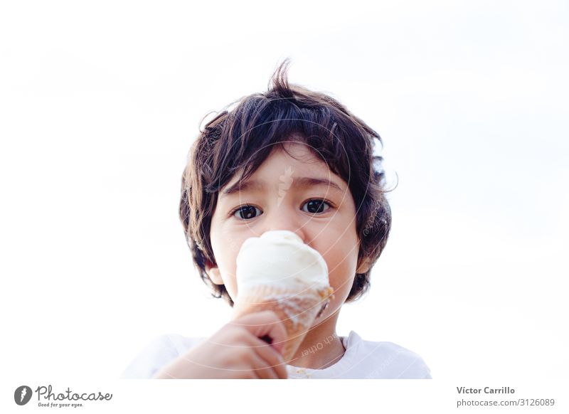 Ein kleiner Junge isst ein Eis. Lifestyle Mensch Kind Kleinkind 1 1-3 Jahre Gefühle Freude Optimismus Tatkraft Akzeptanz Wahrheit entdecken Erholung Farbfoto