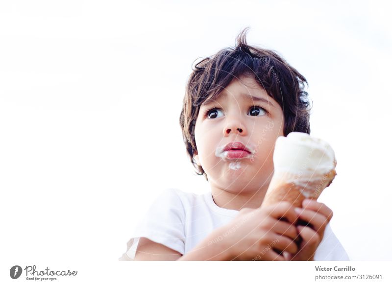 Ein kleiner Junge isst ein Eis. maskulin Kind Kleinkind Kindheit 1-3 Jahre ästhetisch Coolness schön natürlich Wahrheit Ehrlichkeit Neugier Hoffnung Farbfoto