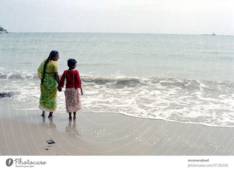 Beobachten der Wellenfront am Ozean Ferien & Urlaub & Reisen Tourismus Strand Meer Kind Frau Erwachsene Natur Wasser Platz beobachten Gefühle Freude