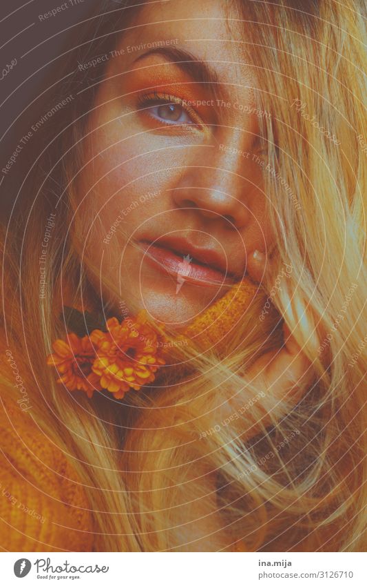 Der Herbst in mir schön Mensch feminin Junge Frau Jugendliche Erwachsene Leben 1 18-30 Jahre Blume Pullover Haare & Frisuren blond gelb gold orange kuschlig