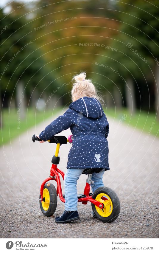 Kind fährt Fahrrad Kinderfahrrad selbstbewußt Fahrradhelm Sicherheit Starke Tiefenschärfe Wege & Pfade fahren Fahrradfahren lernen üben üben üben