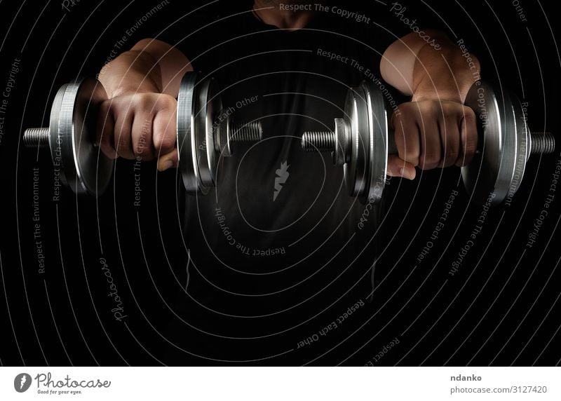 zwei Stahlsatzhanteln in männlichen Händen Lifestyle Körper sportlich Fitness Freizeit & Hobby Sport Mann Erwachsene Arme Hand Metall muskulös schwarz Kraft