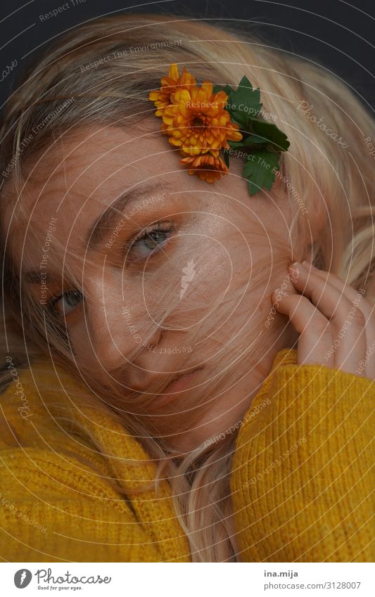 Den Herbst in den Haaren Lifestyle Stil schön Körperpflege Allergie harmonisch Wohlgefühl Erholung ruhig Duft Mensch feminin Junge Frau Jugendliche Erwachsene