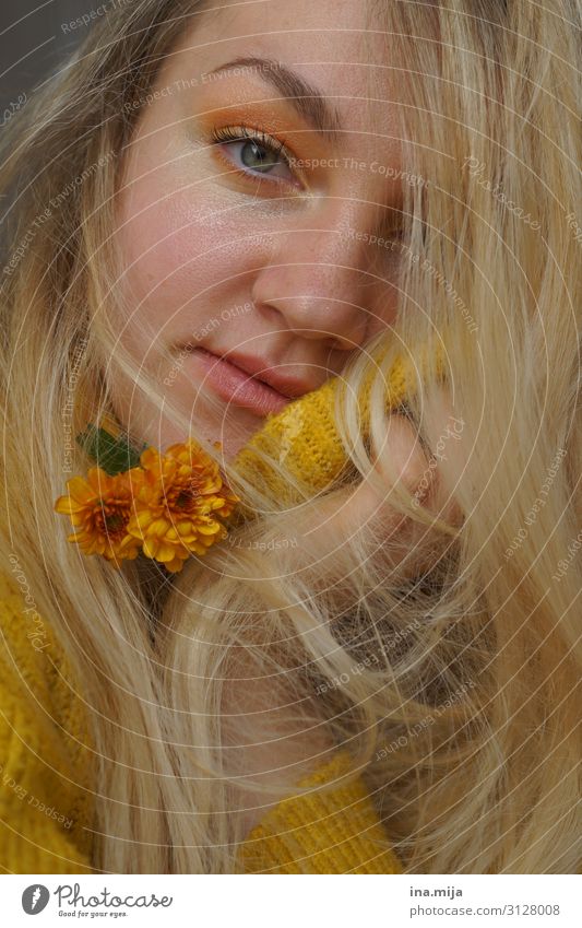 kuschelige Herbstzeit lernen Student Gartenarbeit Mensch feminin Junge Frau Jugendliche Erwachsene Gesicht 1 13-18 Jahre 18-30 Jahre Pflanze Blume Chrysantheme