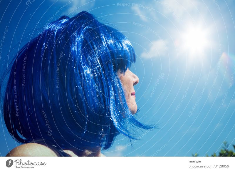 Eine Frau mit blauen Haaren schaut in den blauen Himmel und in die Sonne Frauengesicht Sonnenlicht Haare & Frisuren Blauer Himmel Reflexion & Spiegelung Licht