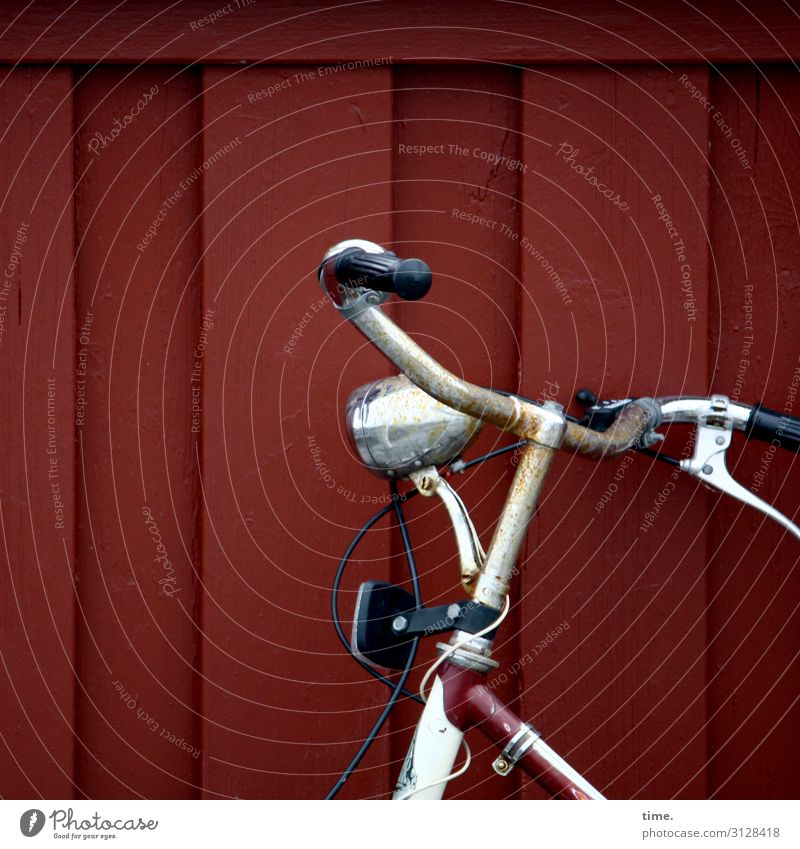 müder Gefährte warten dunkel fahrrad alt fahrradlenker lampe wand pause ausruhen angelehnt abgestellt kabel metall holz kunststoff gefährt