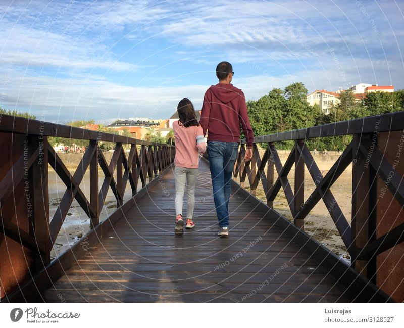 Vater und Tochter gehen auf einer Holzbrücke. Lifestyle Ferien & Urlaub & Reisen Tourismus wandern Mensch maskulin Kind Mädchen Junger Mann Jugendliche