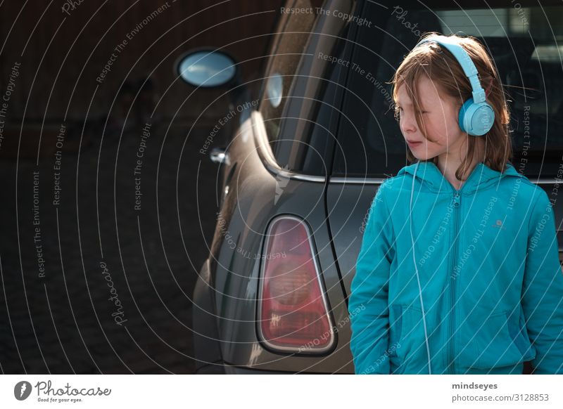 Mädchen mit Kopfhörern lehnt an Auto Musik hören MP3-Player feminin Kindheit 1 Mensch 3-8 Jahre PKW Kleinwagen Jacke blond Spiegel Scheinwerfer beobachten Blick