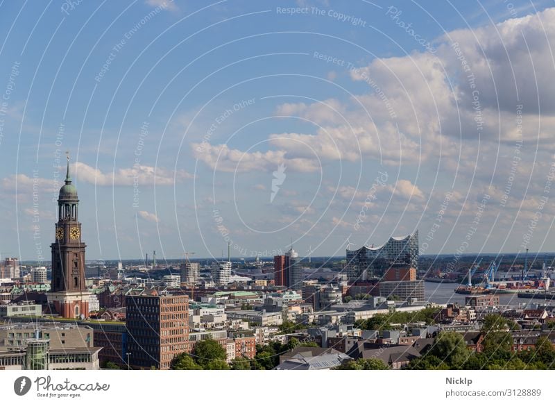 Stadt Panorama von Hamburg, Deutschland mit Blick auf Elbphilharmonie "Elphi" Wasser Himmel Wolken Sonnenlicht Sommer Schönes Wetter Fluss Elbe Hauptstadt