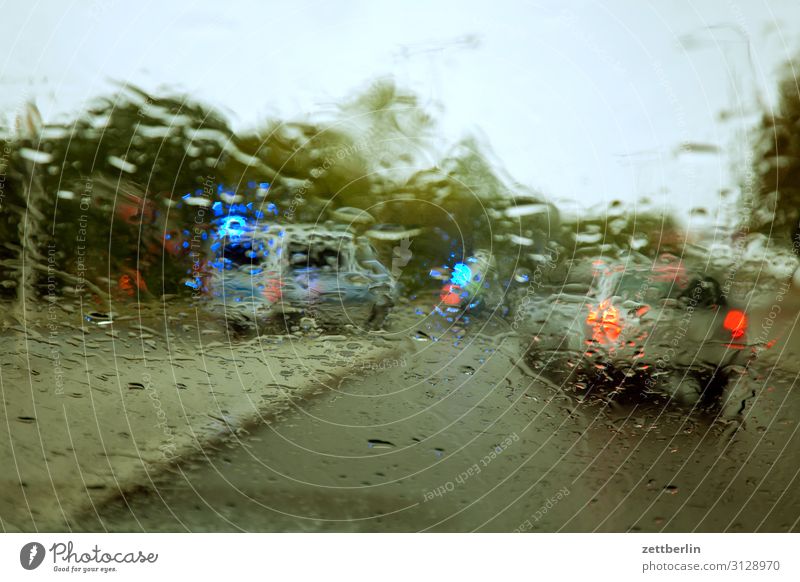 Unfall im Regen PKW Autobahn Kohlendioxid bedrohlich gefährlich Risiko Herbst Menschenleer nass Nieselregen Polizist Polizei Wassertropfen