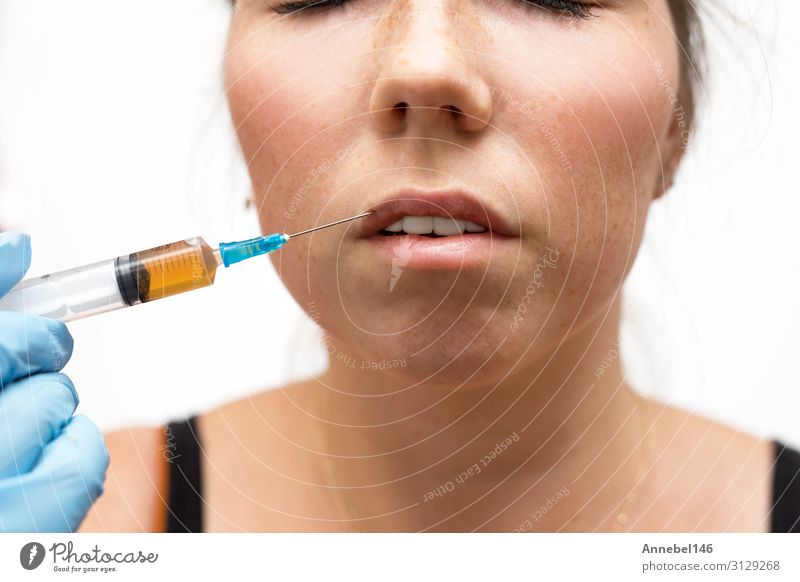 Gewöhnliche Frau, die eine Botox-Injektion in ihre Lippen bekommt. schön Körper Haut Gesicht Gesundheitswesen Behandlung Medikament Arzt Erwachsene Hand